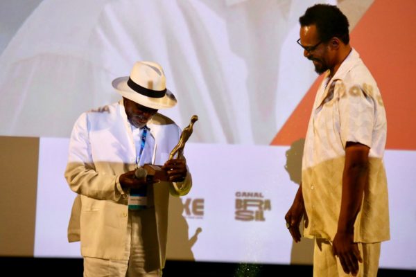 Foto colorida de Antônio Pitanga e Rocco Pitanga no 56º Festival de Brasília do Cinema Brasileiro - Metrópoles