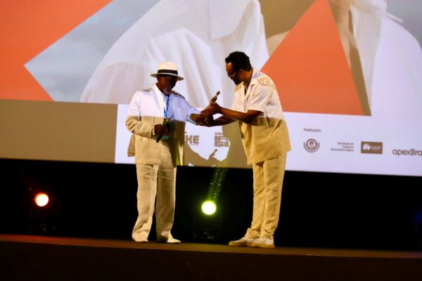Foto colorida de Antônio Pitanga e Rocco Pitanga no 56º Festival de Brasília do Cinema Brasileiro - Metrópoles