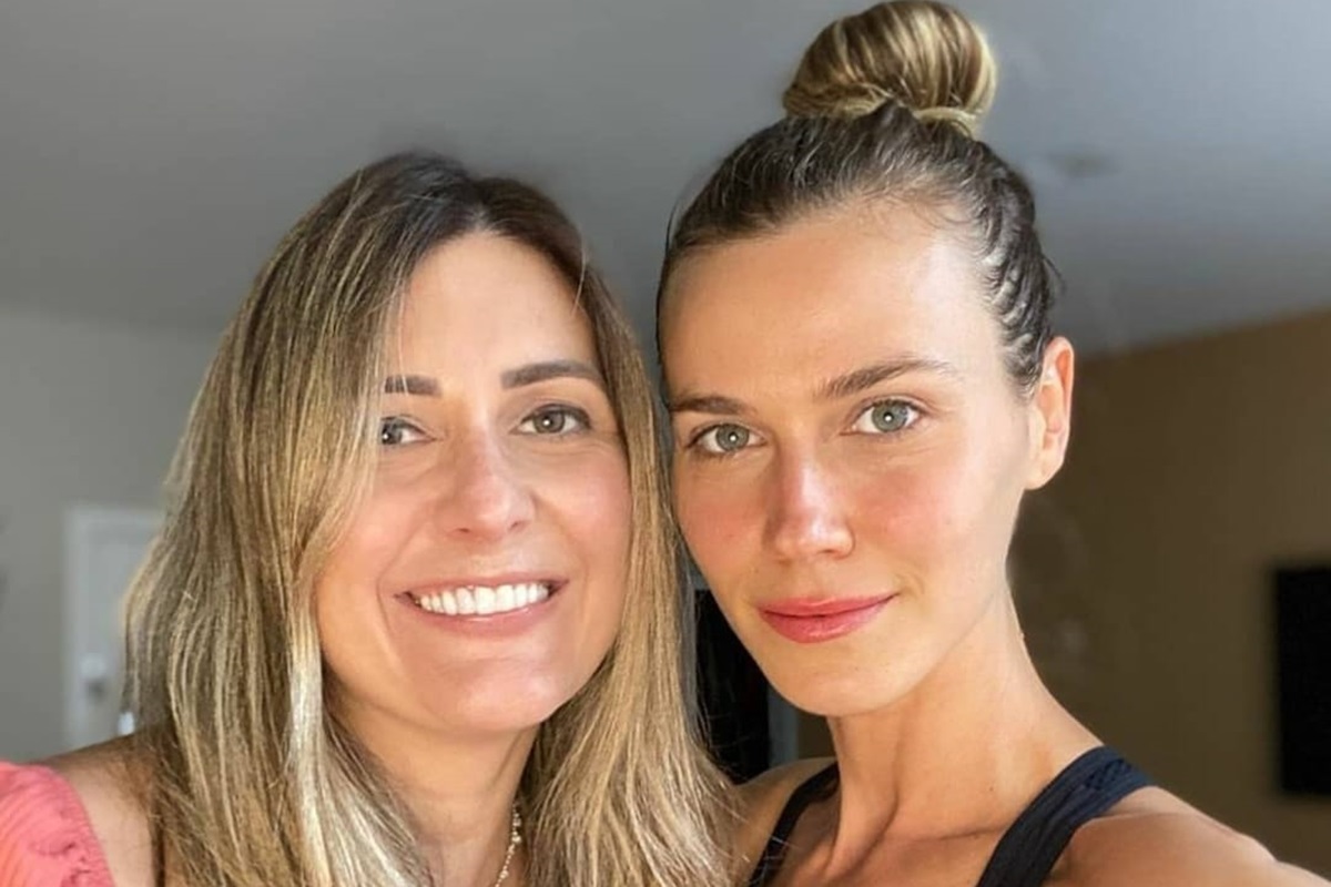 Foto colorida de duas mulheres loiras, sendo a primeira com cabelo solto, e a segunda, com um coque alto - Metrópoles