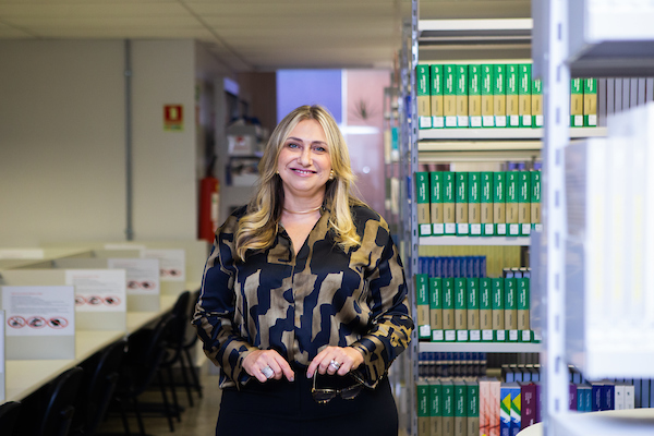 Fotografia colorida de mulher em biblioteca-Metrópoles