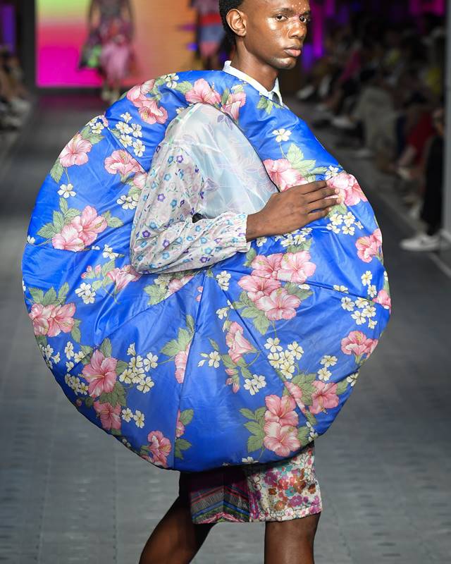 Desfile de moda com peças feitas a partir de náilon de guarda-chuva. Passarela no Brasil Eco Fashion Week 2023 - Metrópoles