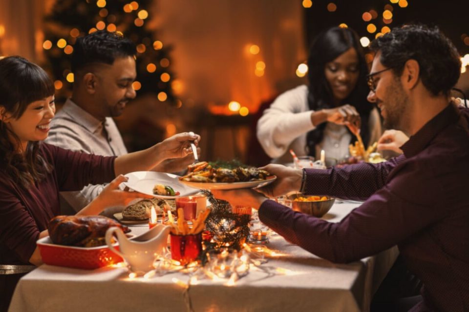 Foto de pessoas festejando o natal