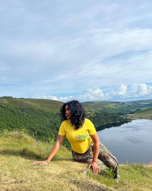 Na imagem com cor, SZA usando uma camiseta baby look que é a nova tendência - Metrópoles