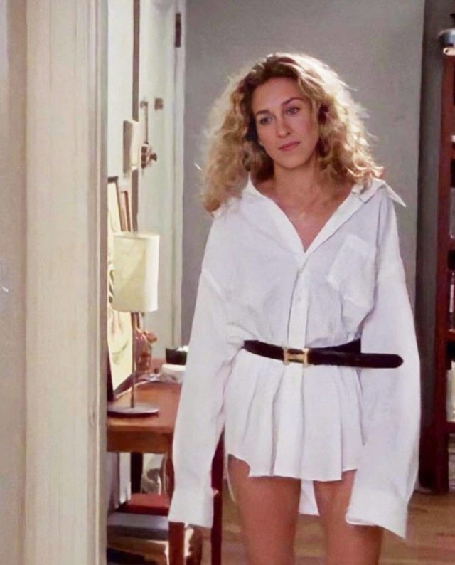 Na imagem com cor, Carrie Bradshaw com uma camisa branca, ideal para o verão - Metrópoles