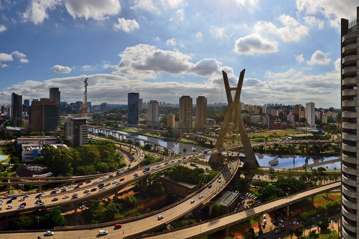 Imagem colorida mostra horizonte da cidade de São Paulo, com série de prédios em dia de céu azul - Metrópoles