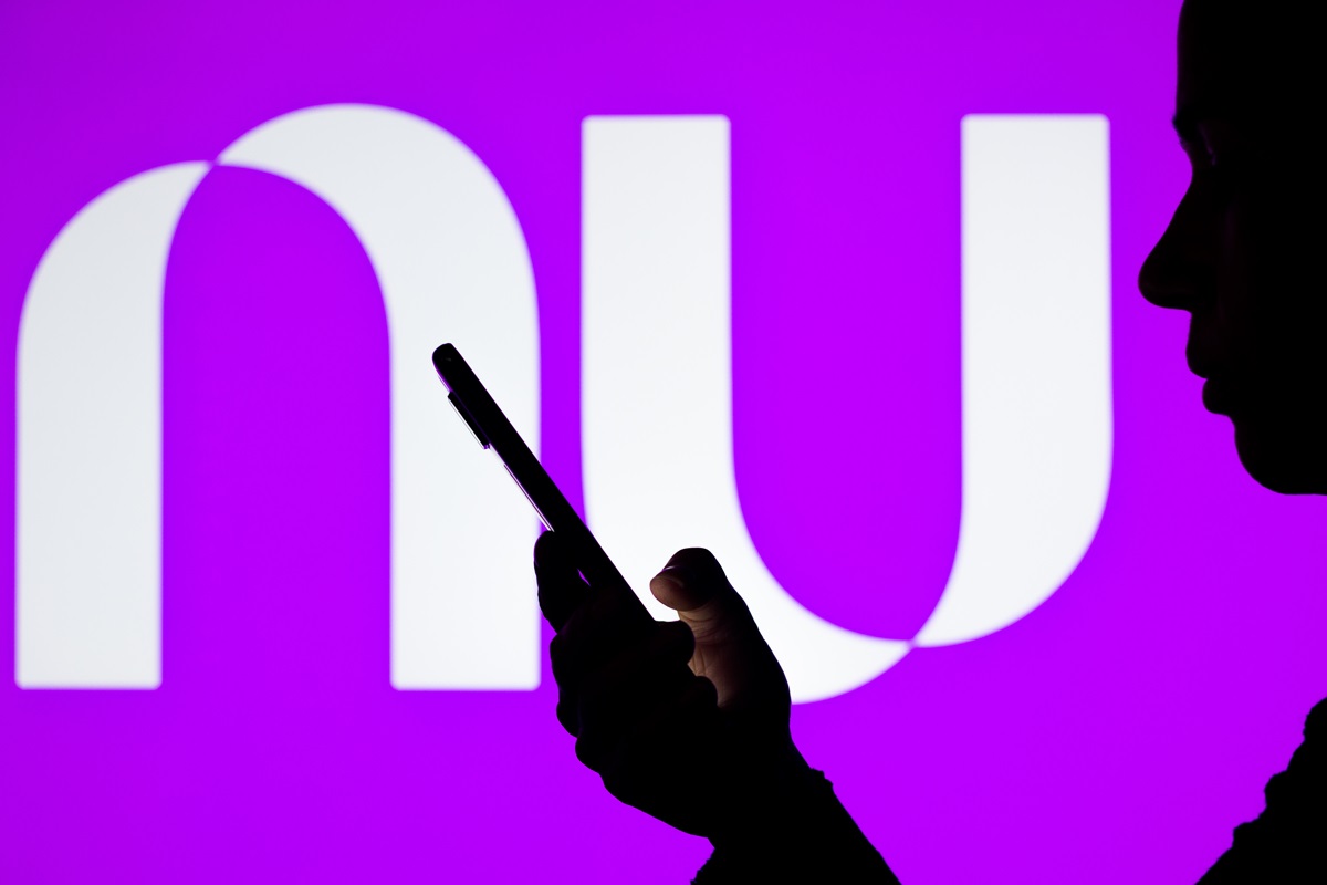 Nubank registra perda de US$ 10,9 bilhões em valor de mercado devido à queda de ações