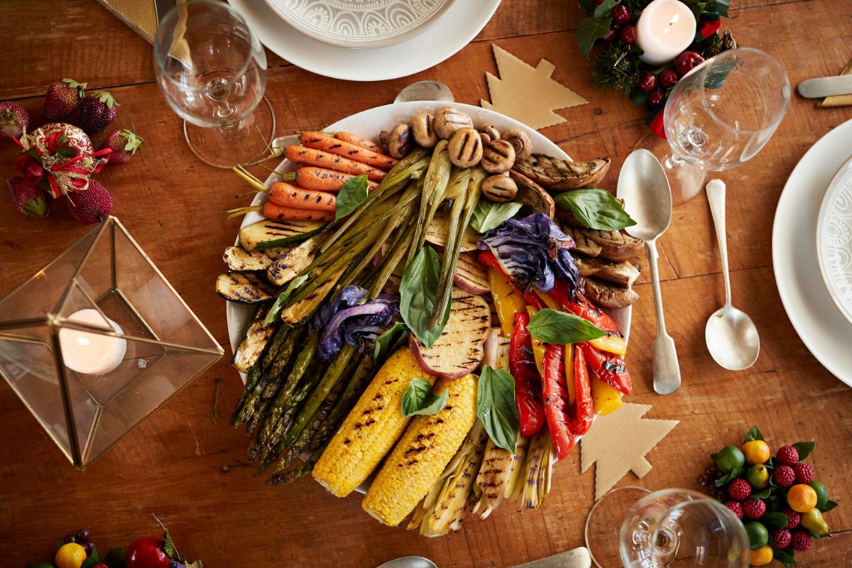 bowl com verduras e legumes para uma ceia natalina vegana
