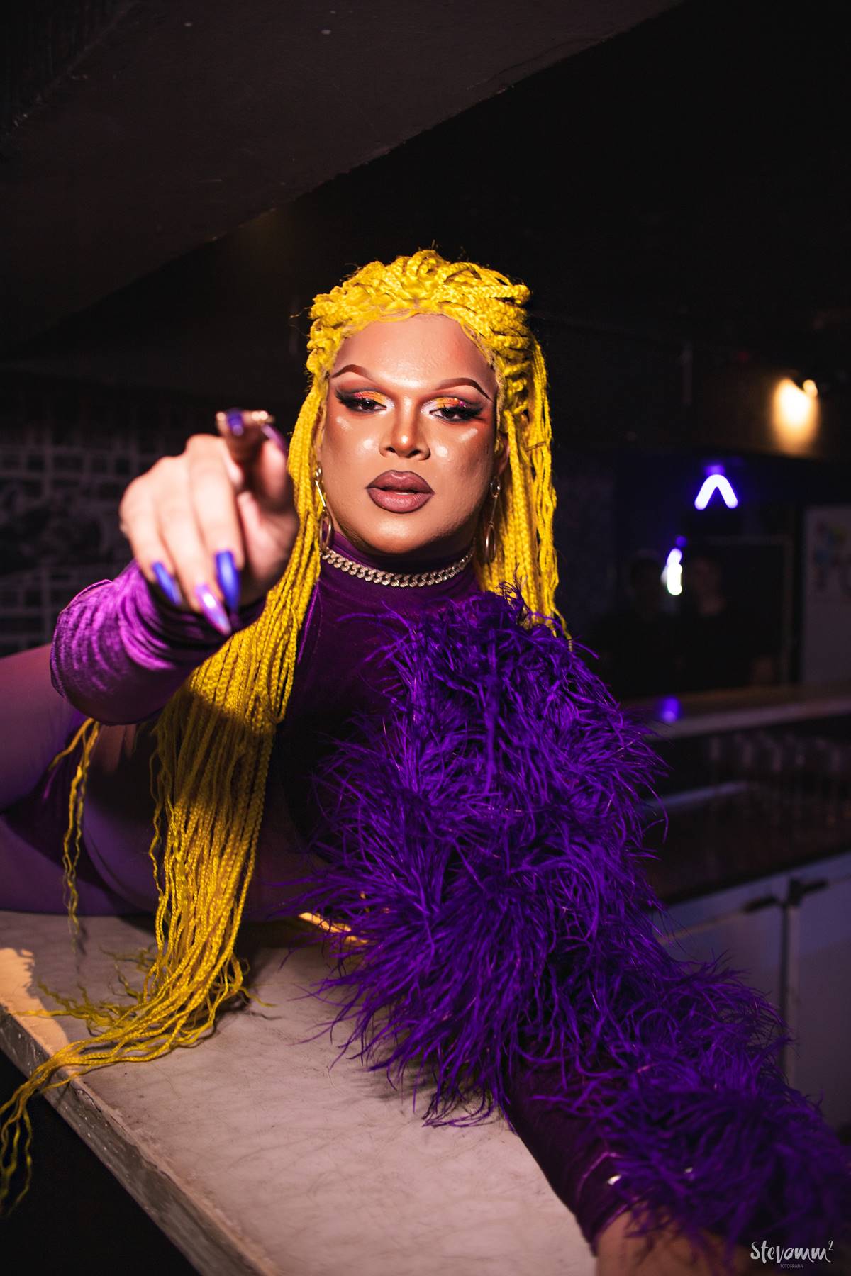 Na imagem com cor, a drag queen Naomi Leakes - Metrópoles