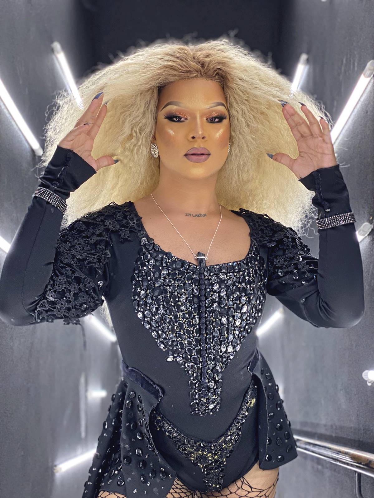 Na imagem com cor, a drag queen Naomi Leakes - Metrópoles