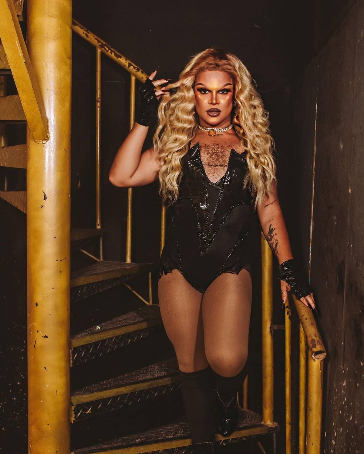 Na imagem com cor, a drag queen Naomi Leakes - Metrópoles 