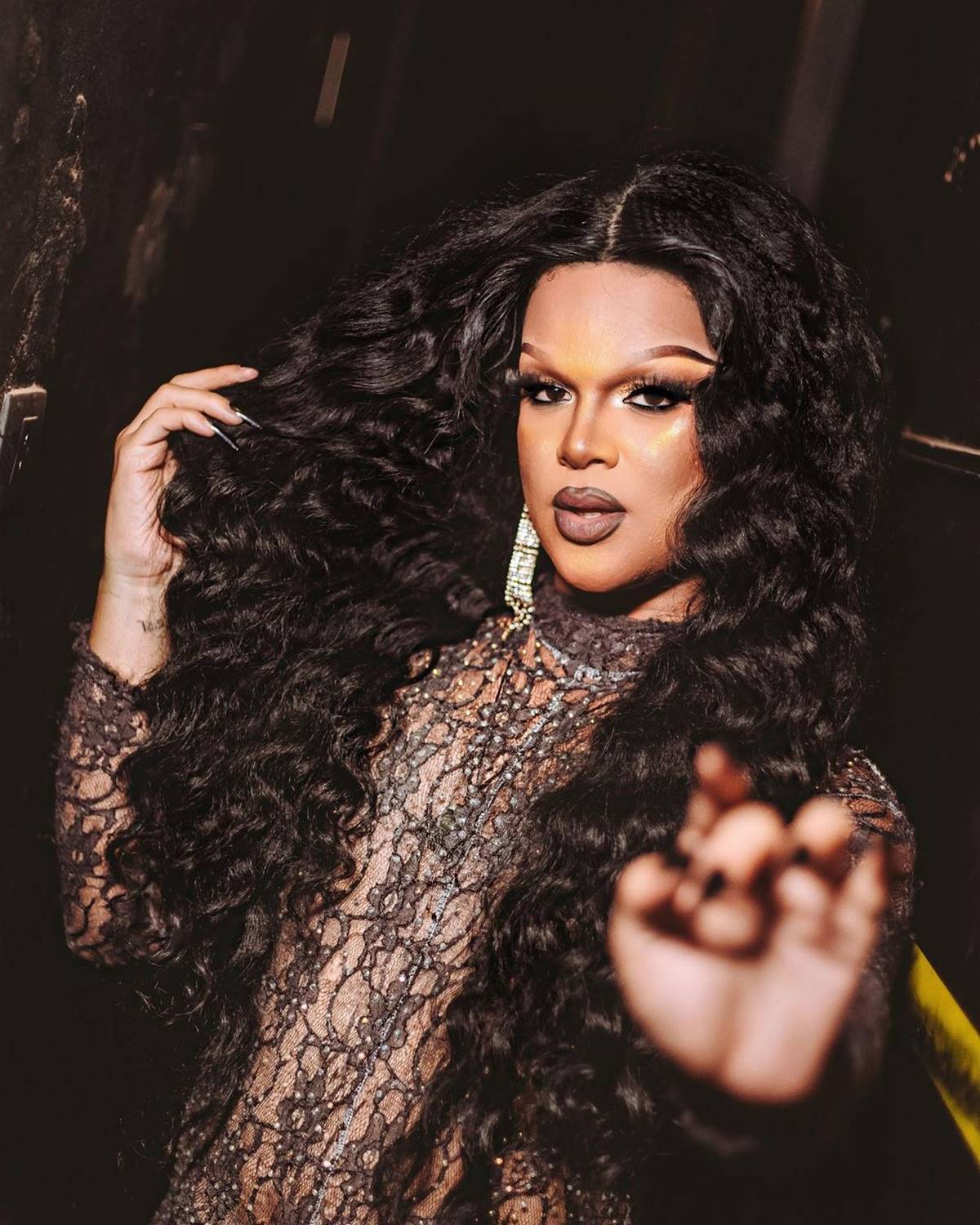 Na imagem com cor, a drag queen Naomi Leakes - Metrópoles