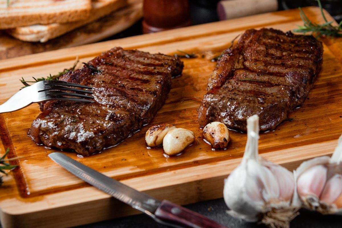 Picanha brasileira na chapa com dentes de alho - Metrópoles