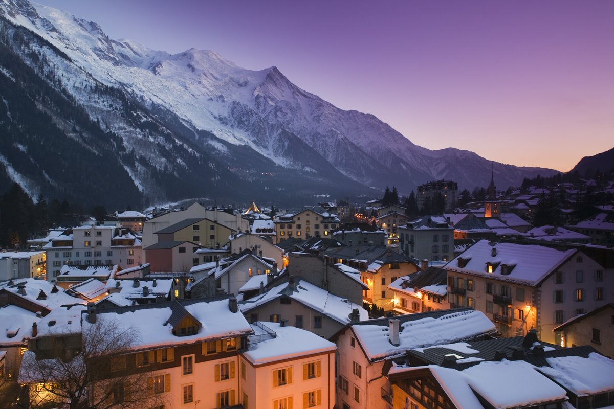 Chamonix, França; Mont Blanc atrás das casas