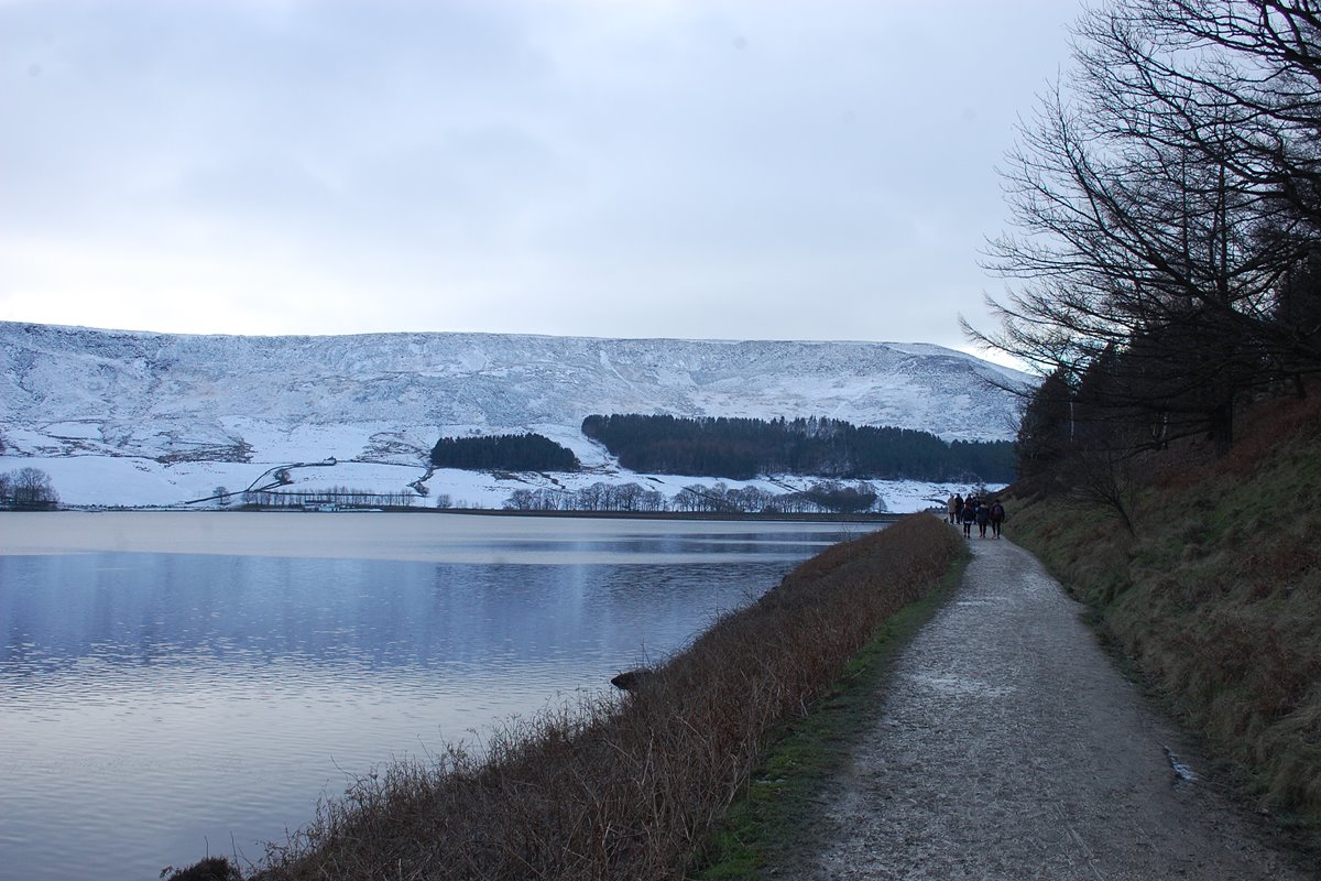 Villars-sur-Ollon, Suíça; montanha rodeada por um lago