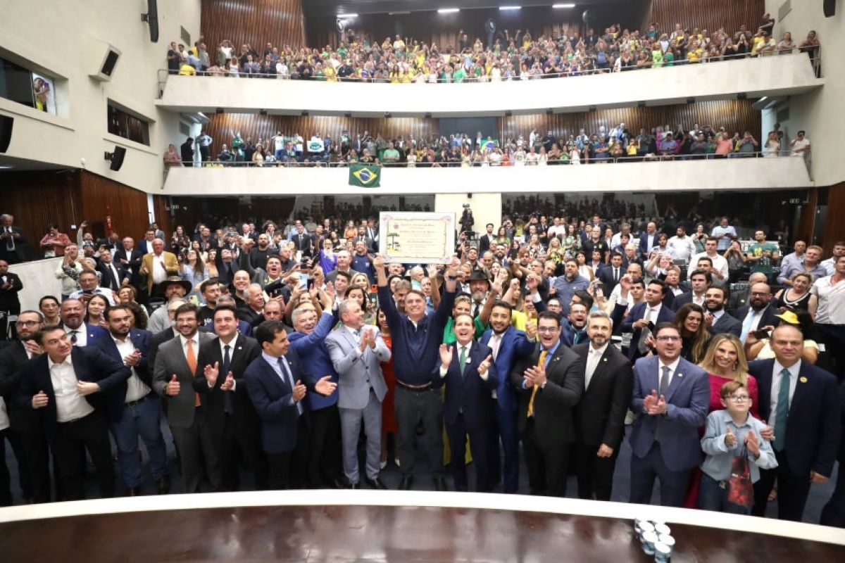 foto colorida da solenidade em que Jair Bolsonaro recebe o título de Cidadão Honorário do Paraná - Metrópoles