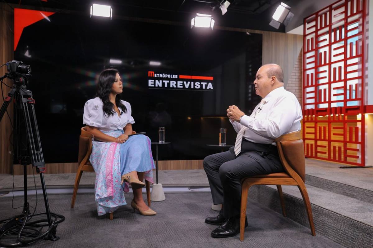 Foto colorida de mulher e homem sentados frente a frente em entrevista em estúdio - Ibaneis Rocha