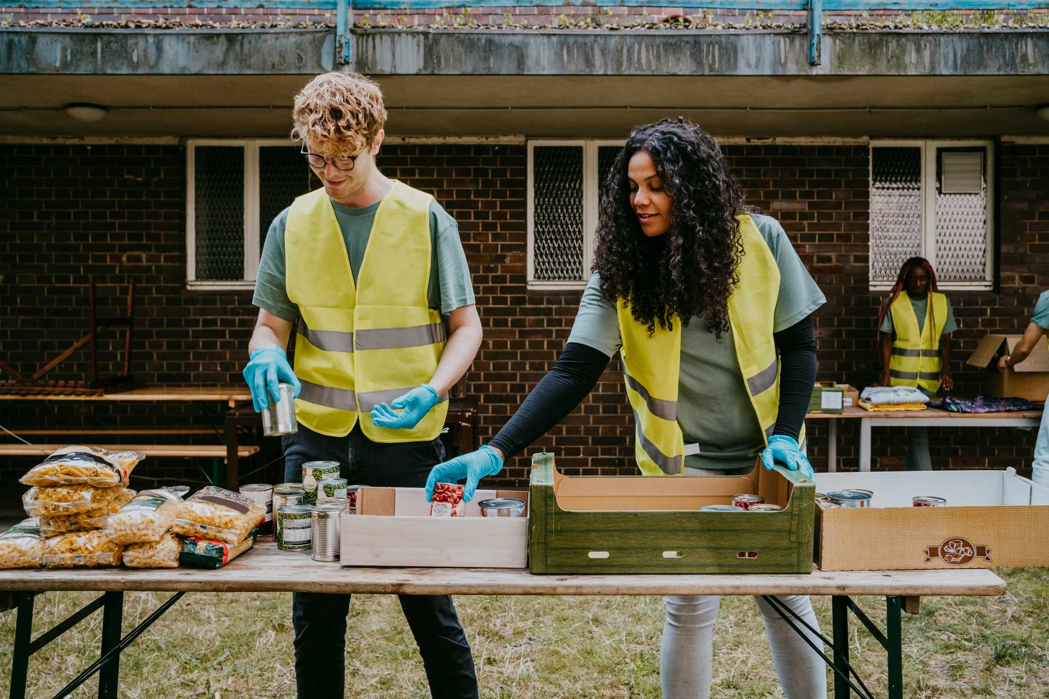 Foto mostra jovens uniformizados fazendo trabalho de caridade voluntário