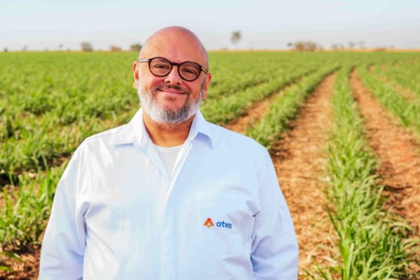 foto colorida de um homem careca com a roupa branca no meio de uma plantação - Metrópoles