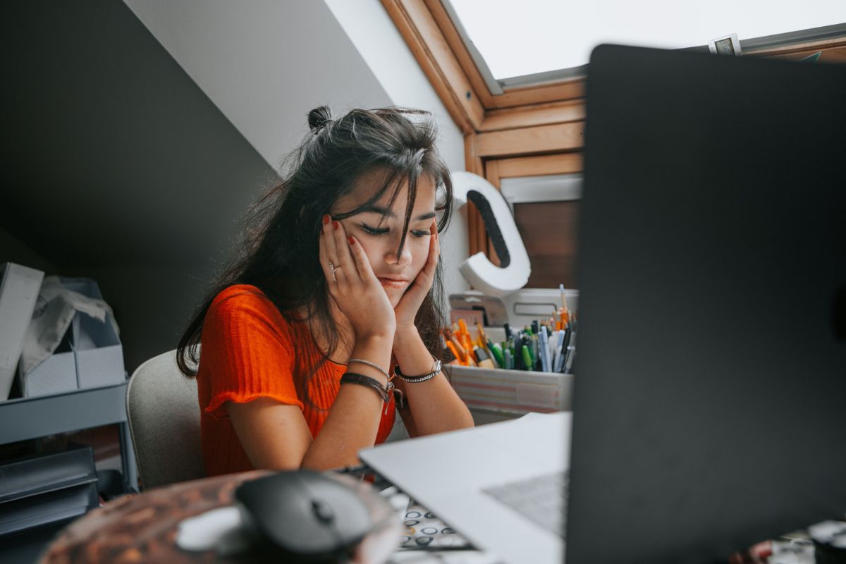 mulher de blusa vermelha em frente ao computador