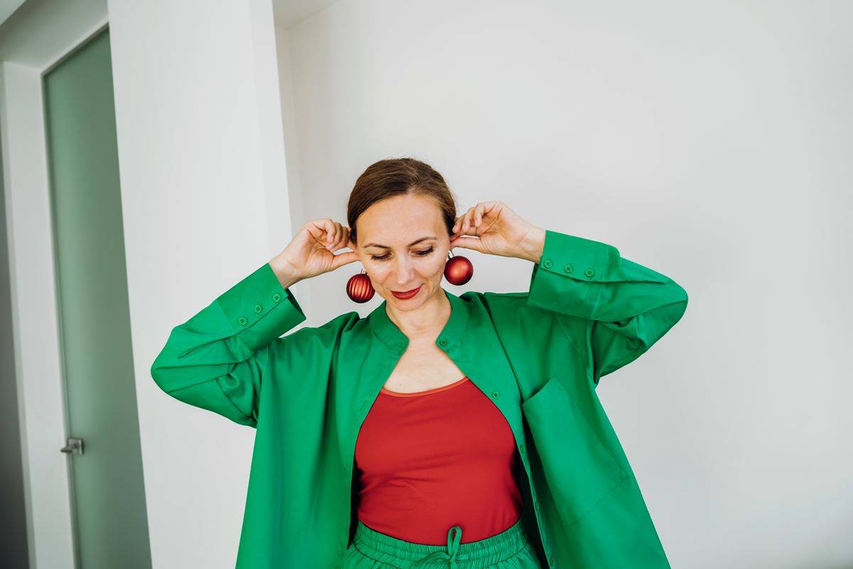 Na imagem com cor, mulher posa com look verde e vermelho - Metrópoles 