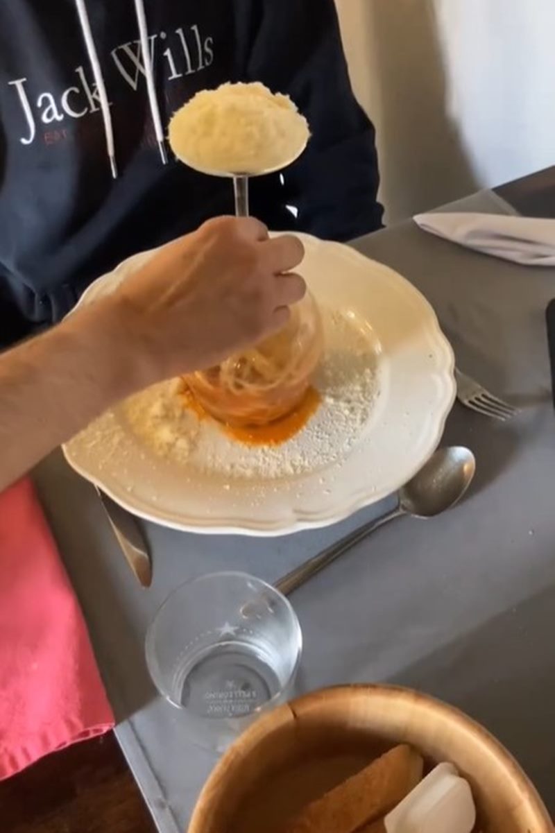 Na imagem colorida, um macarrão penne é servido dentro de uma taça de vinho - Metrópoles 