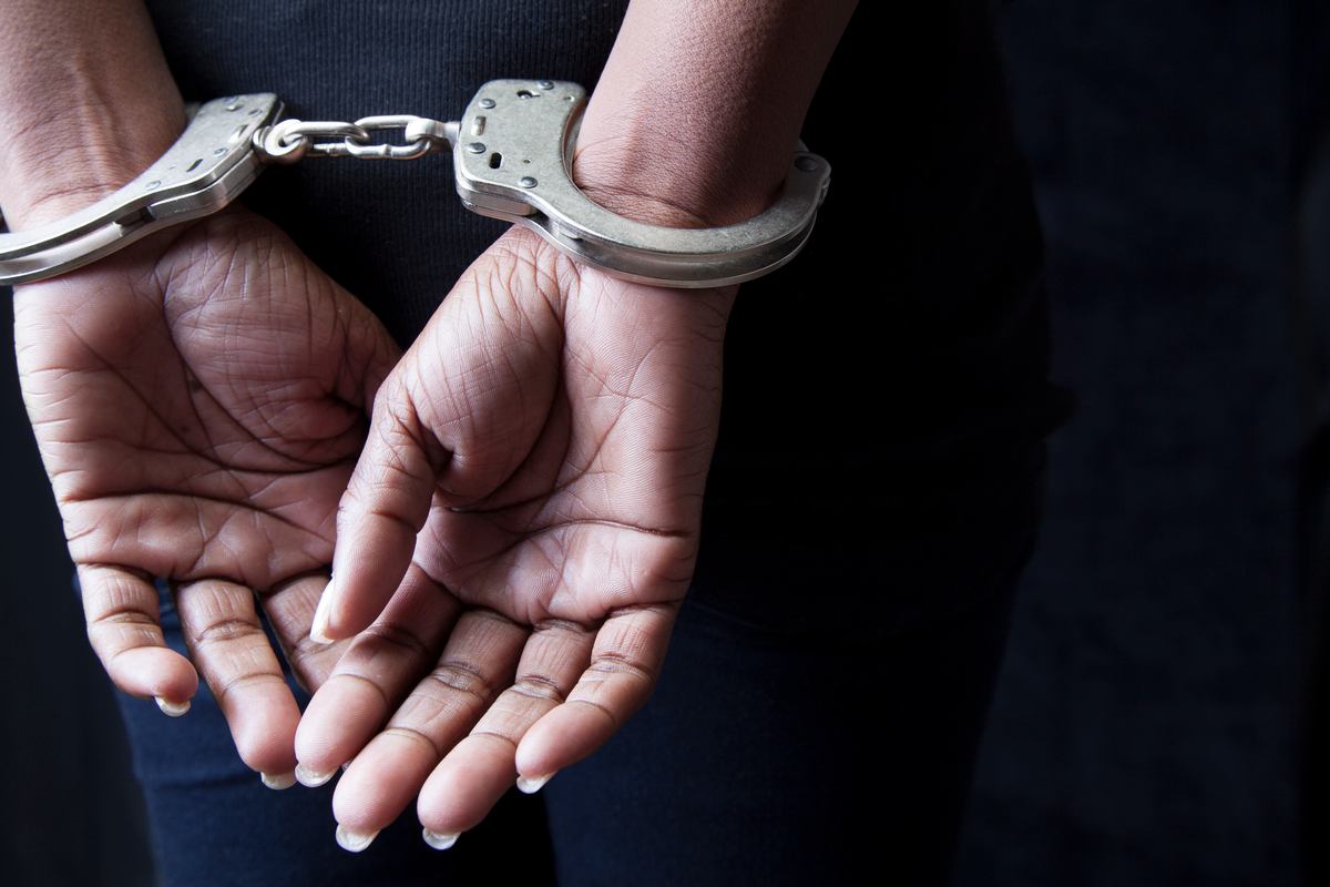 Mulher é presa suspeita de perseguir ex-marido e amigos na internet |  Metrópoles