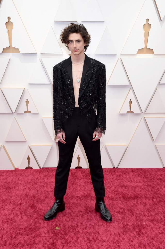 Na imagem com cor, o ator Timothée Chalamet posando para foto com look ousado - Metrópoles