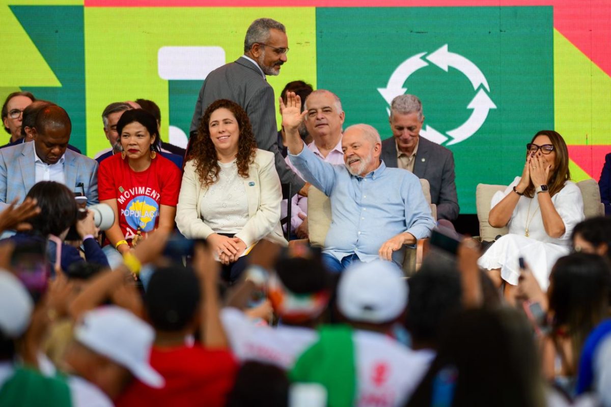 imagem colorida lula em evento com catadores - metrópoles