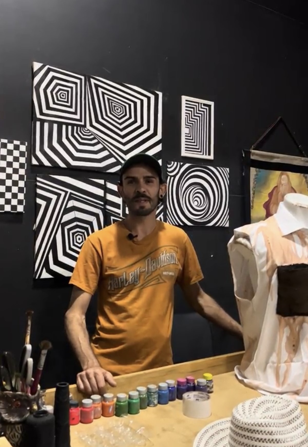 artista em estúdio moda roupas - metrópoles