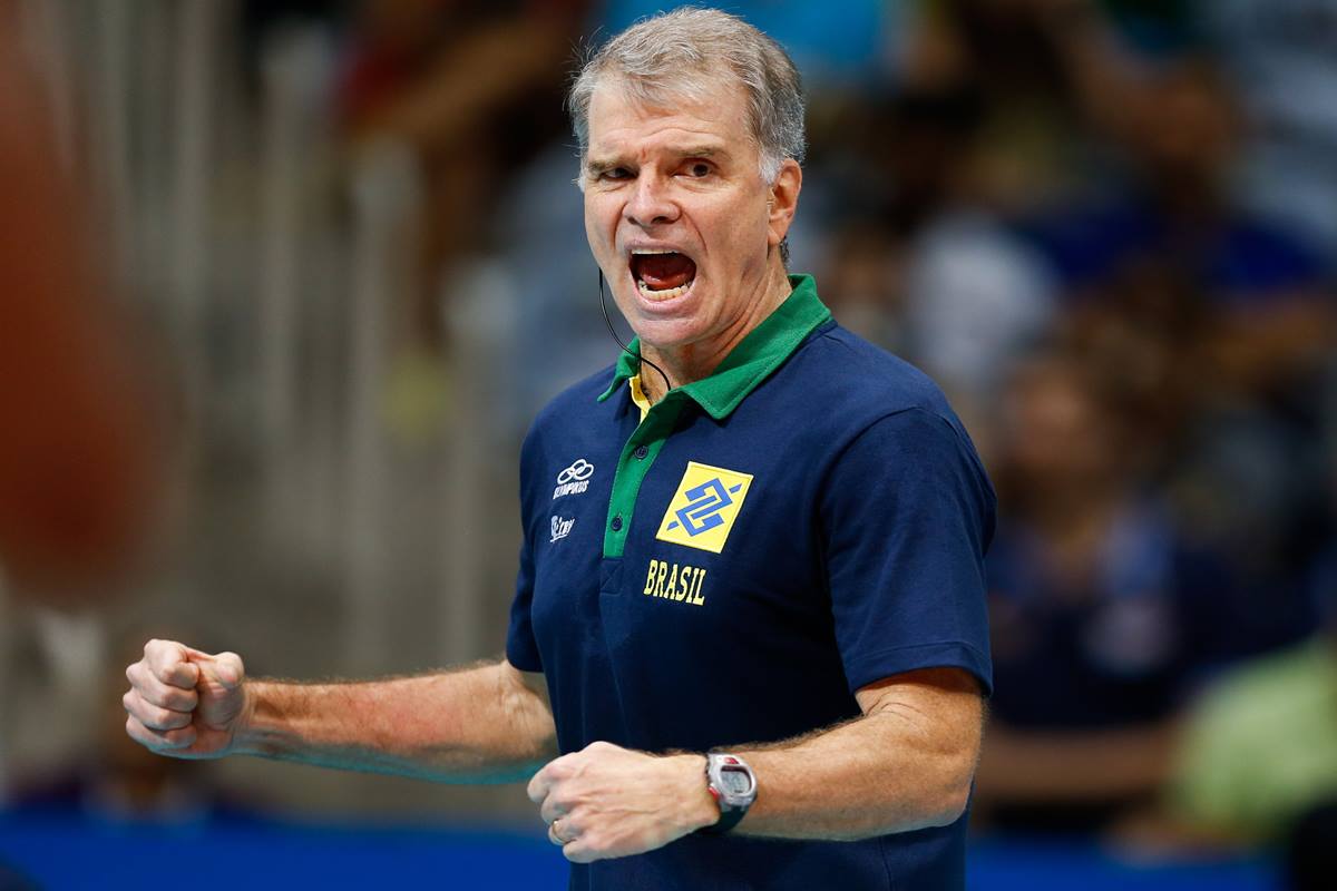 Bernardinho comemorando ponto da seleção brasileira de vôlei masculino.