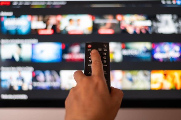 Foto colorida de televisão e controle - Metrópoles