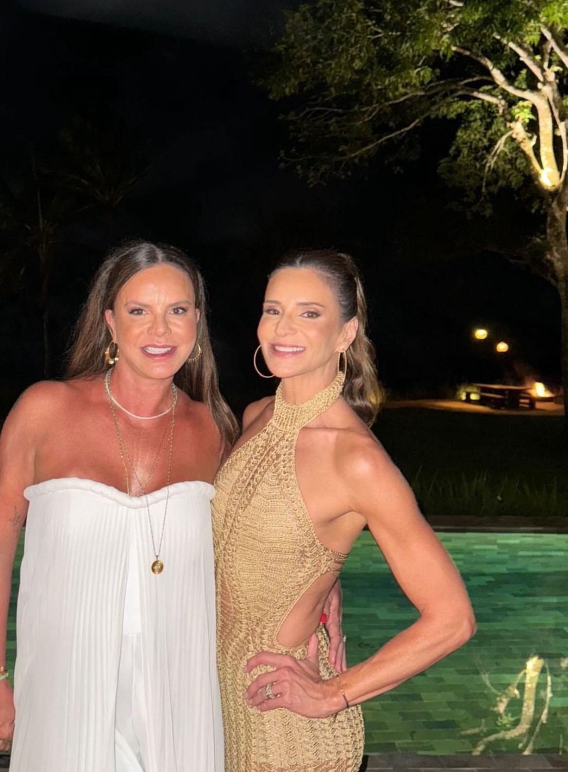 Claudia Salomão e Adriana Chaves em Trancoso