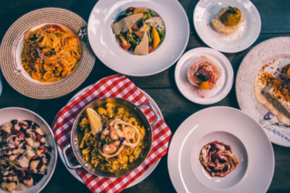 Foto colorida de pratos de comida - Metrópoles