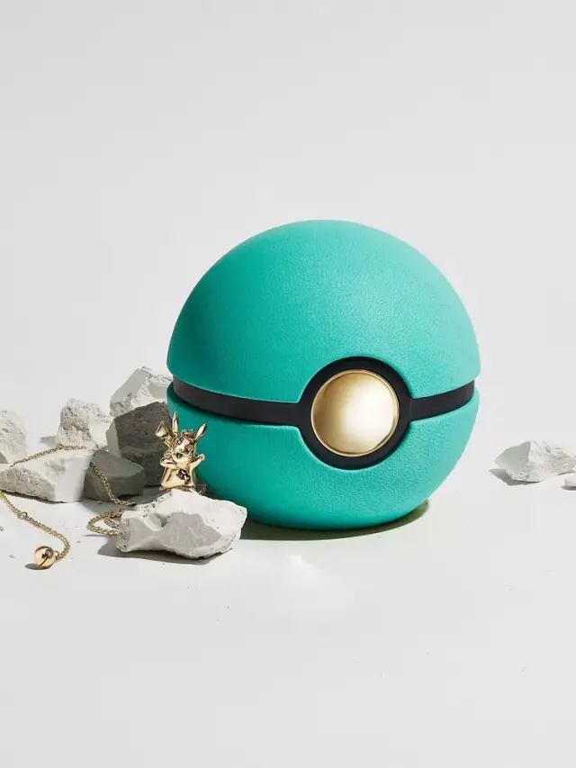 Na imagem com cor, o colar da nova coleção Pokémon/Tiffany & Co. - Metrópoles