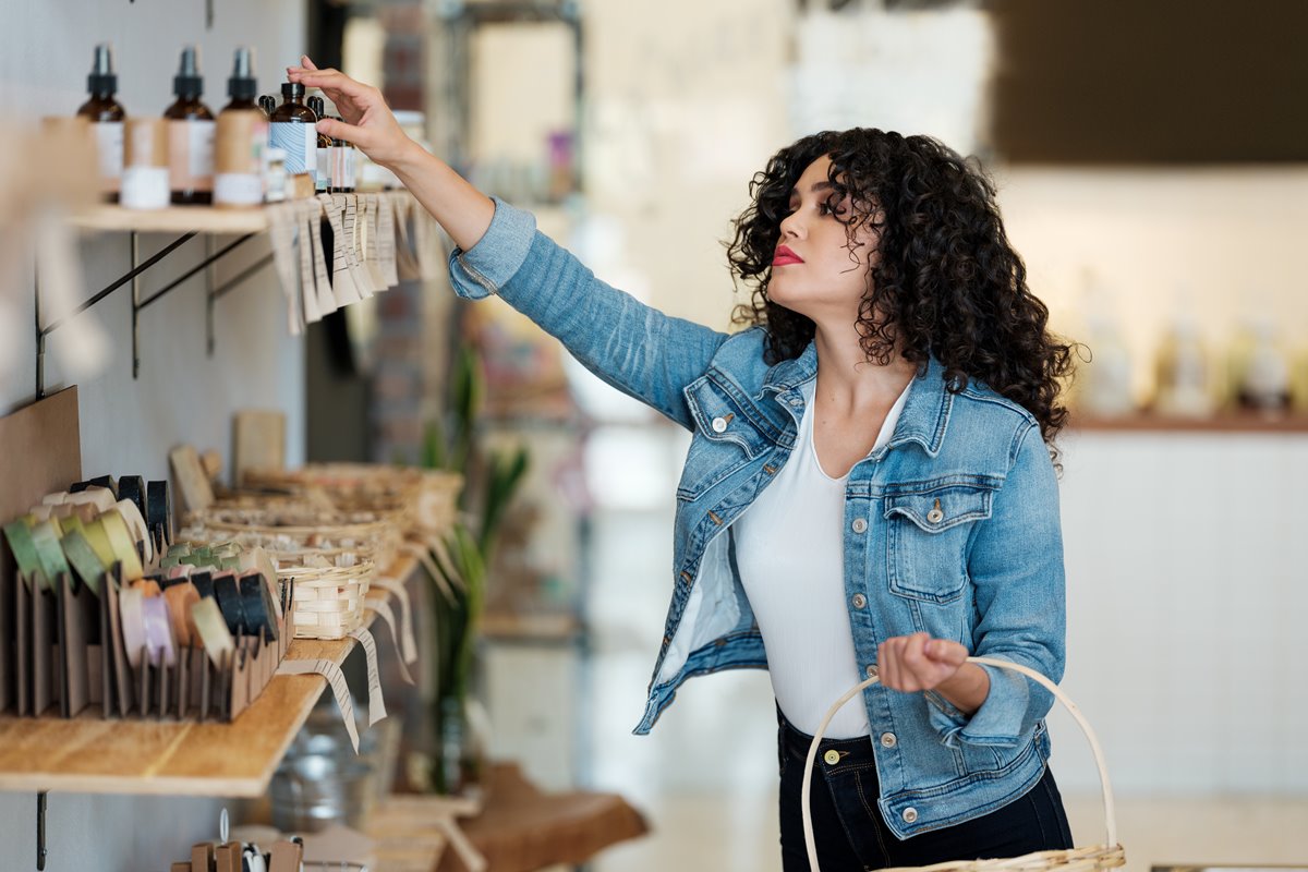 Mulher comprando produtos de beleza lixo zero