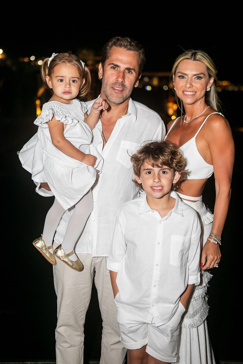 Tiago Escher e Priscilla Nunes com os filhos Enrico e Sophia