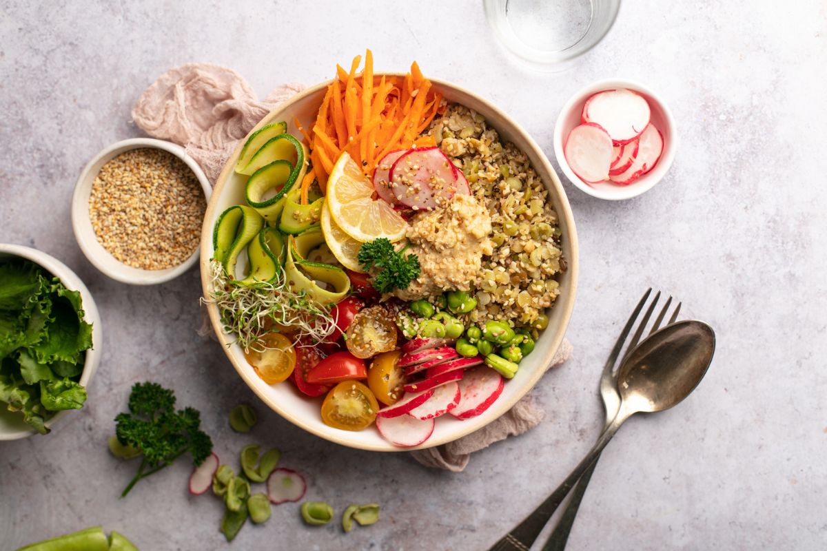 bowl com salada de quinoa