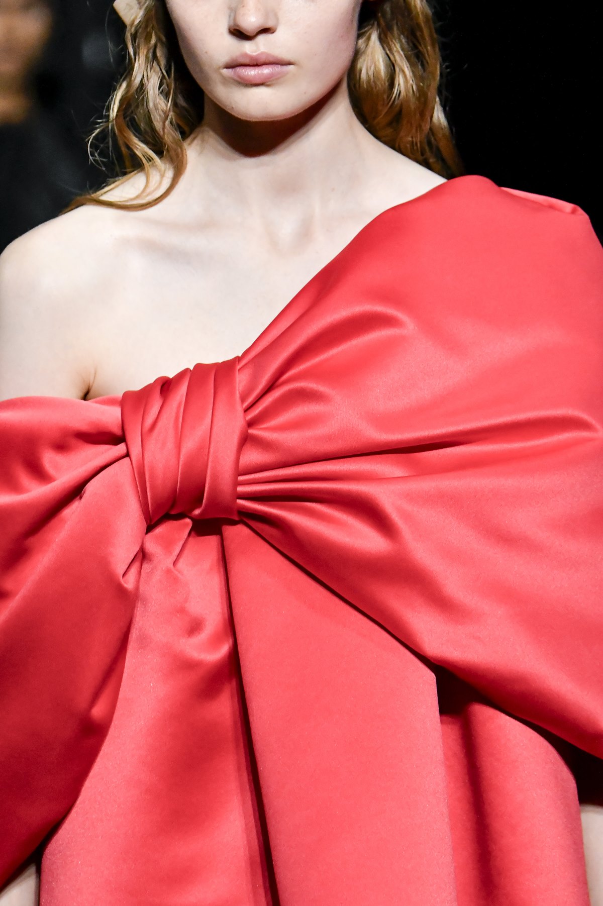 simone rocha laço vermelho - metrópoles