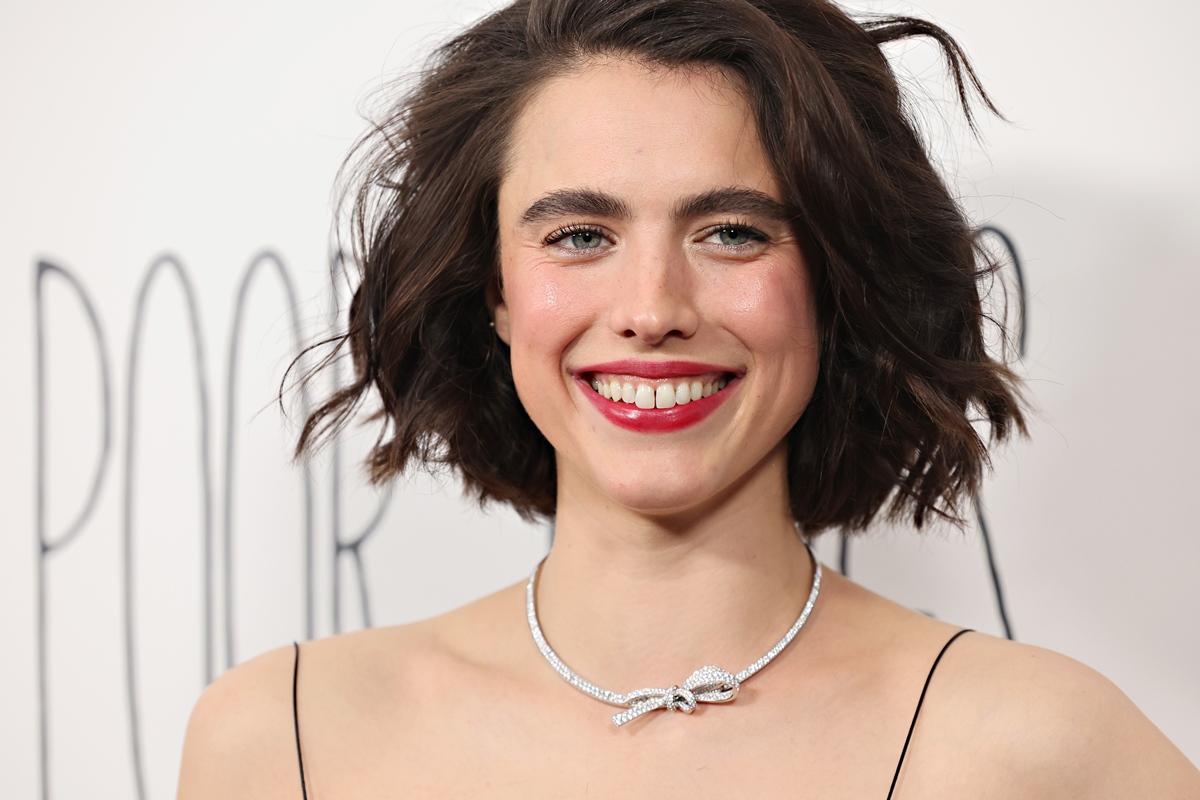 margaret qualley laço pobres criaturas - metrópoles 