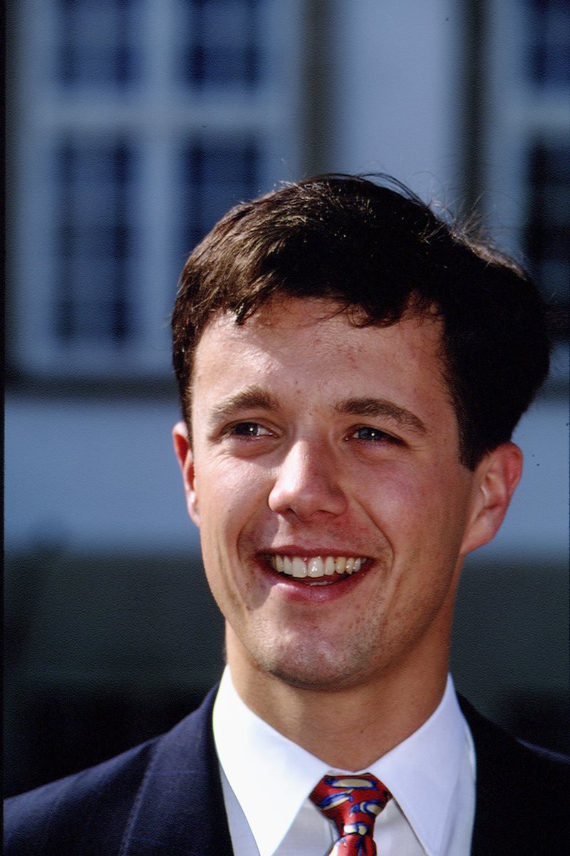 Foto colorida de rosto de homem branco, com cabelo preto. Ele está sorrindo e usa terno - Metrópoles