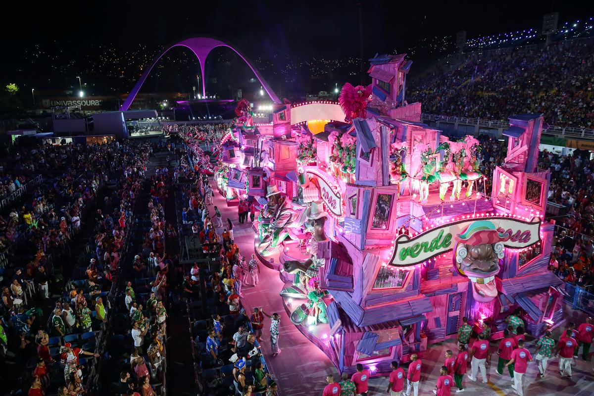 Imagem colorida mostra visão área de uma alegoria toda rosa da escola de samba Mangueira - metrópoles