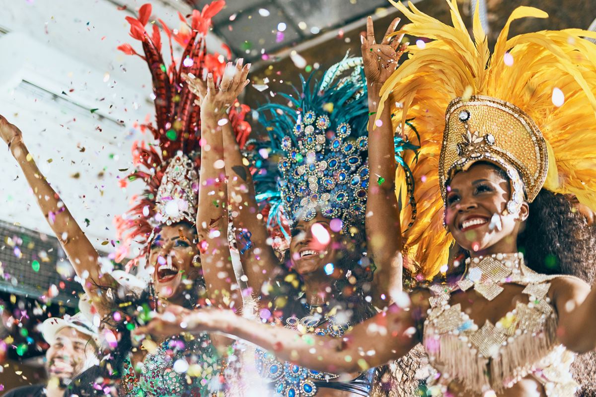 Foto recortada de lindas sambistas se apresentando com fantasias de carnaval