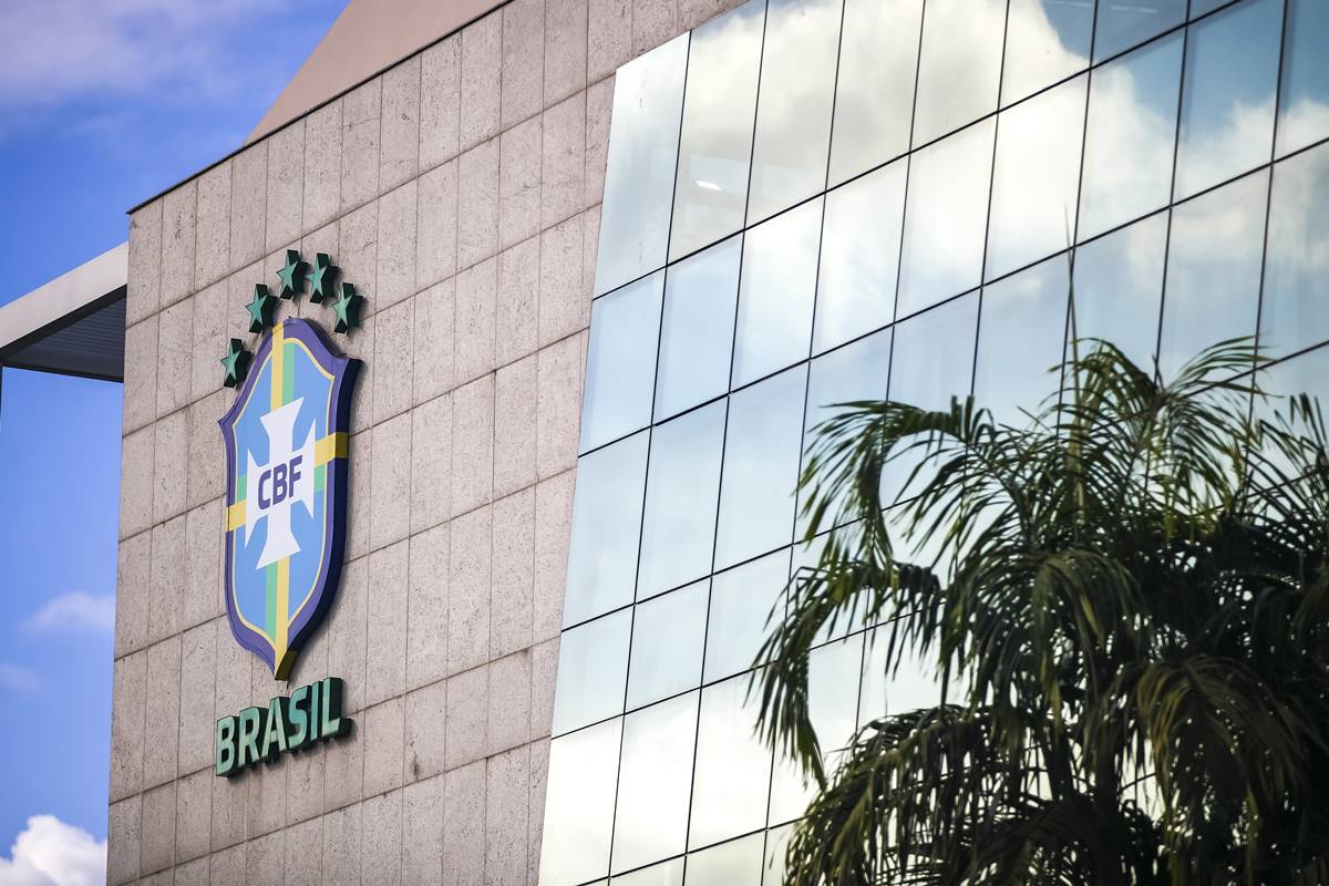 CBF se pronuncia após polêmica sobre camisa vermelha