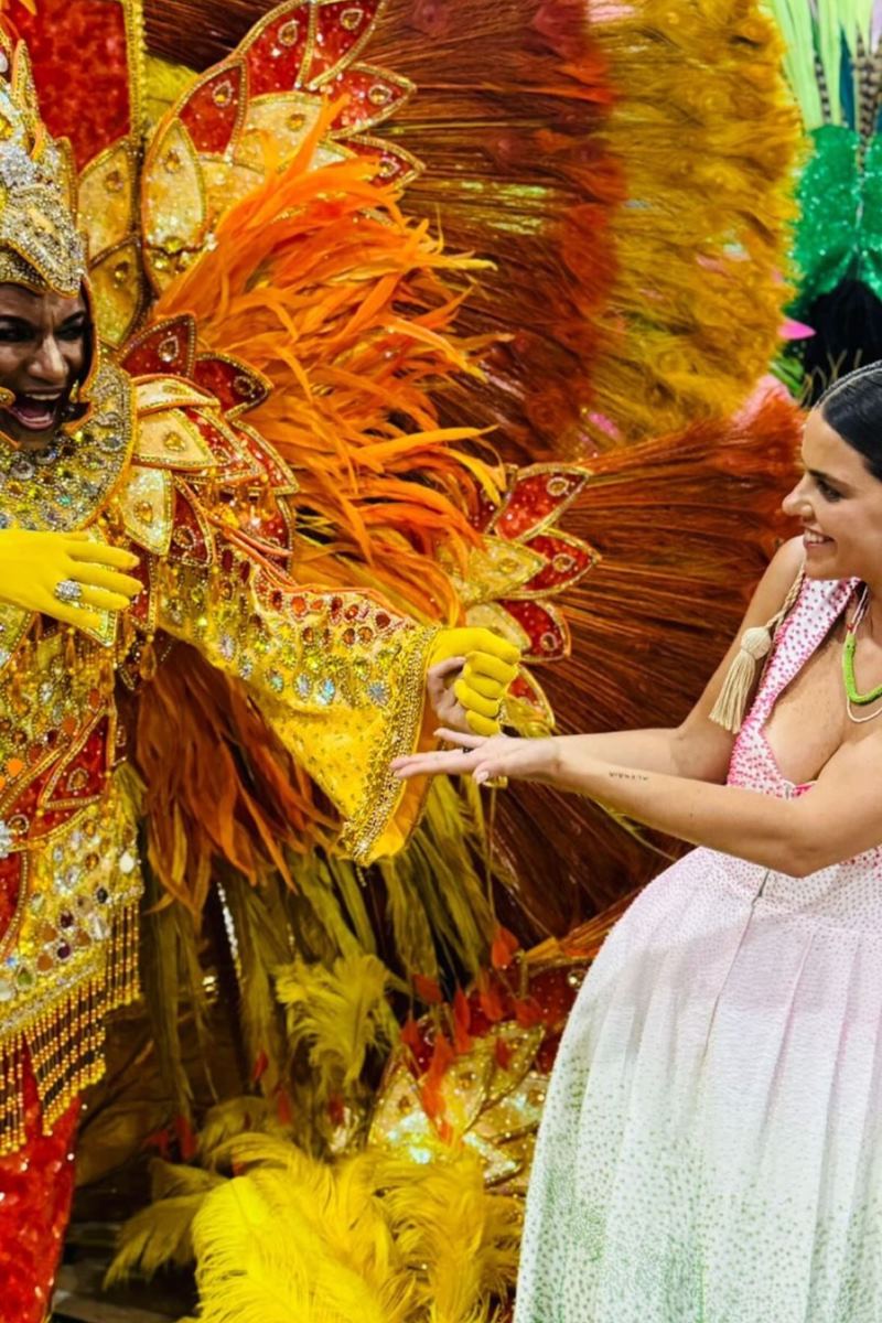 Alix com integrante da escola de samba