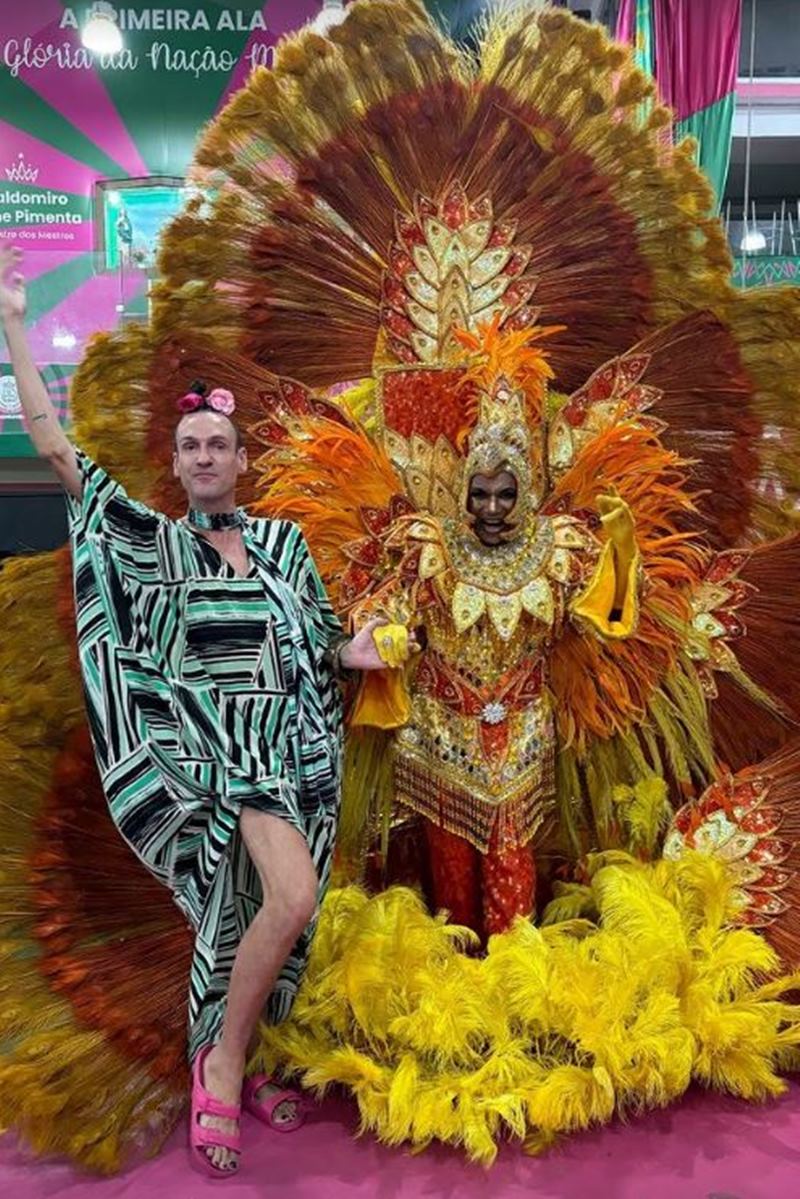 Dudu Bertholini ao lado de integrante da Mangueira