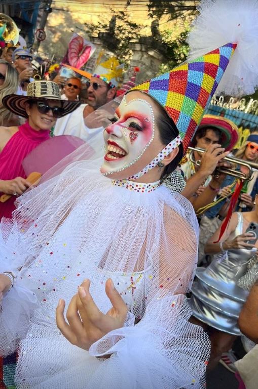 Alix esbanjando alegria no bloco de rua