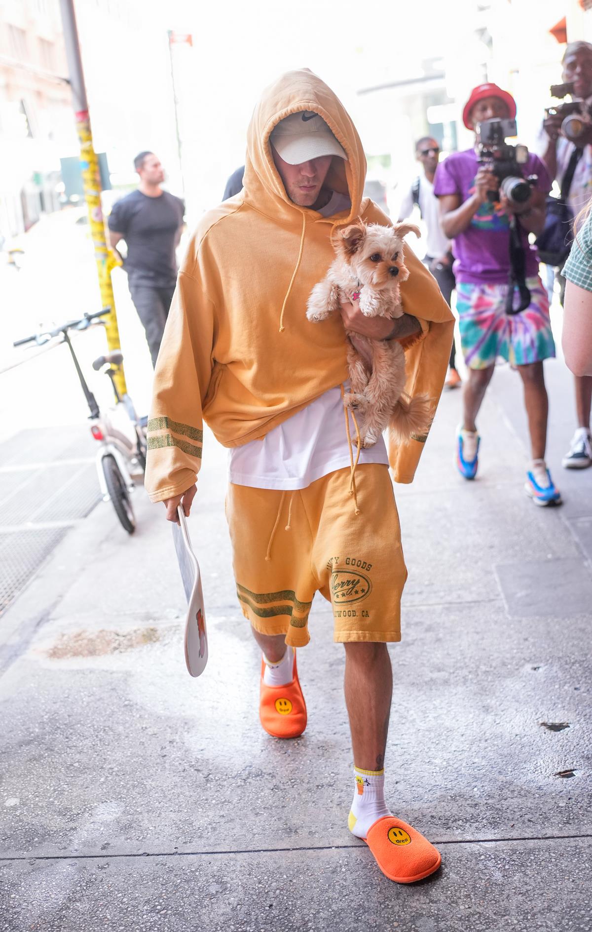 justin bieber com moletom e shorts amarelos e pantufas - metrópoles