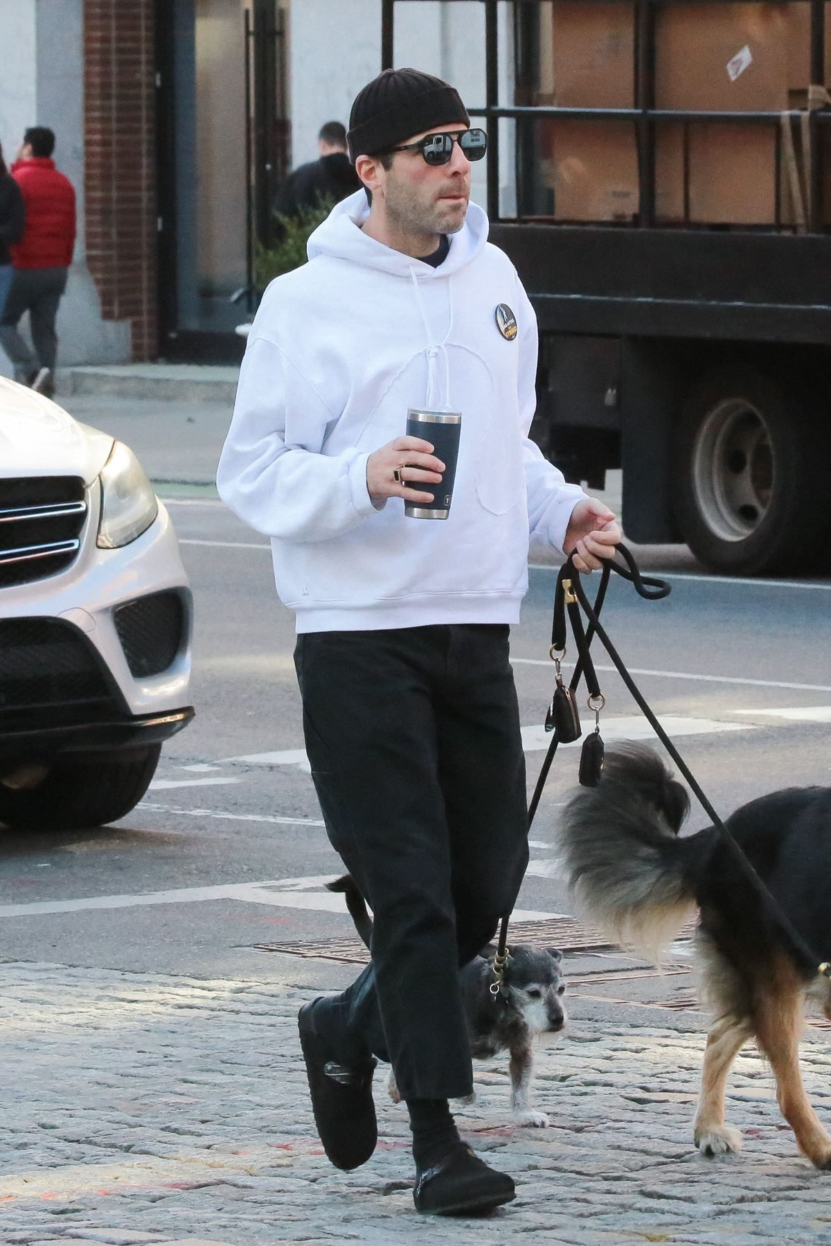 Zachary Quinto moletom branco pantufas cachorros - metrópoles