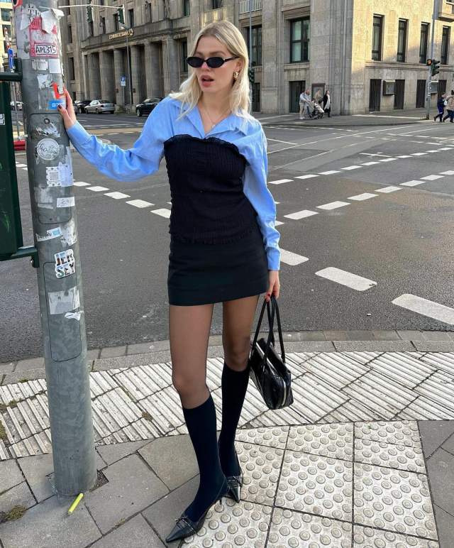 Na imagem com cor, influencer de moda com um look de camisa azul - Metrópoles