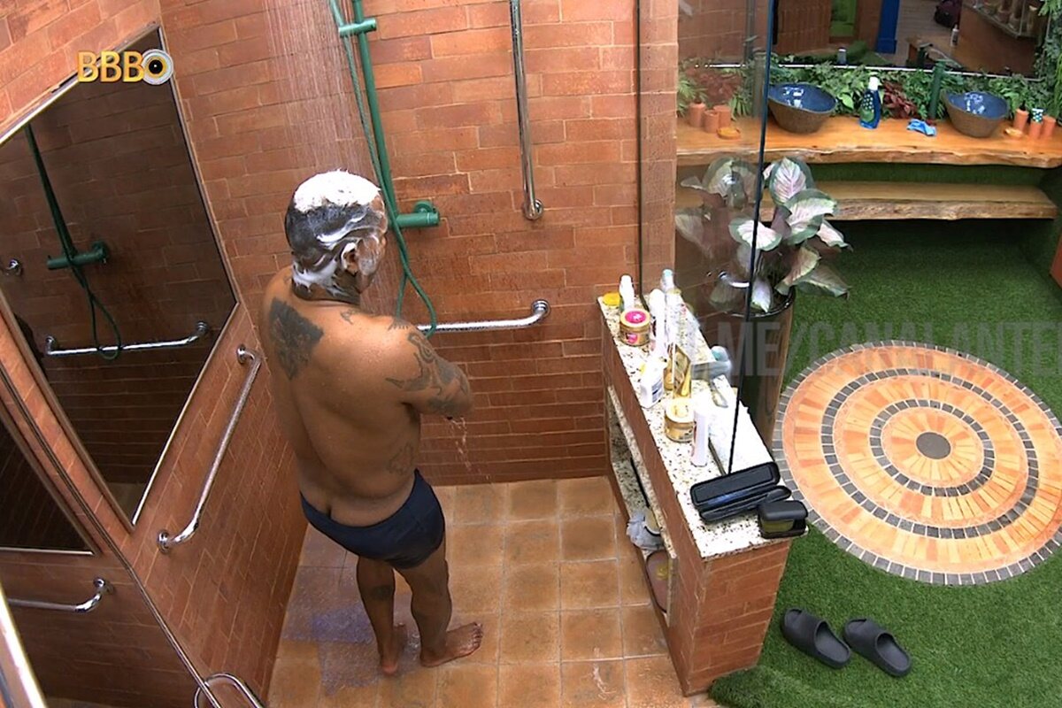 Rodriguinho toam banho dentro do BBB24 - Mertrópoles